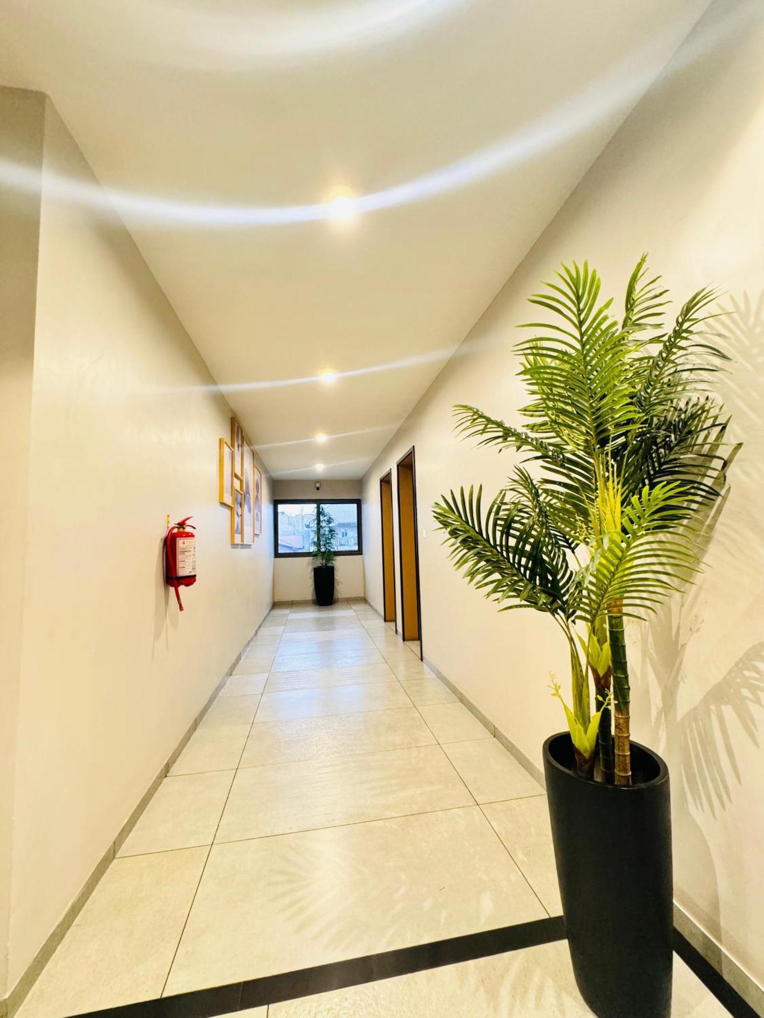 Ixoras Hotel Lemba キンシャサ エクステリア 写真